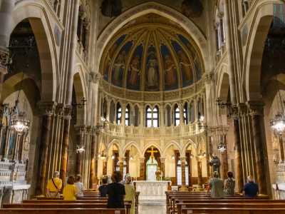 Edificata nel 1926 conserva al suo interno i colorati affreschi e dipinti di Mario Prayer e Umberto Colonna